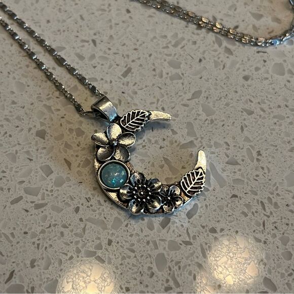 Vintage Style Carved Moon Floral Pendant Necklace - Picture 2 of 9